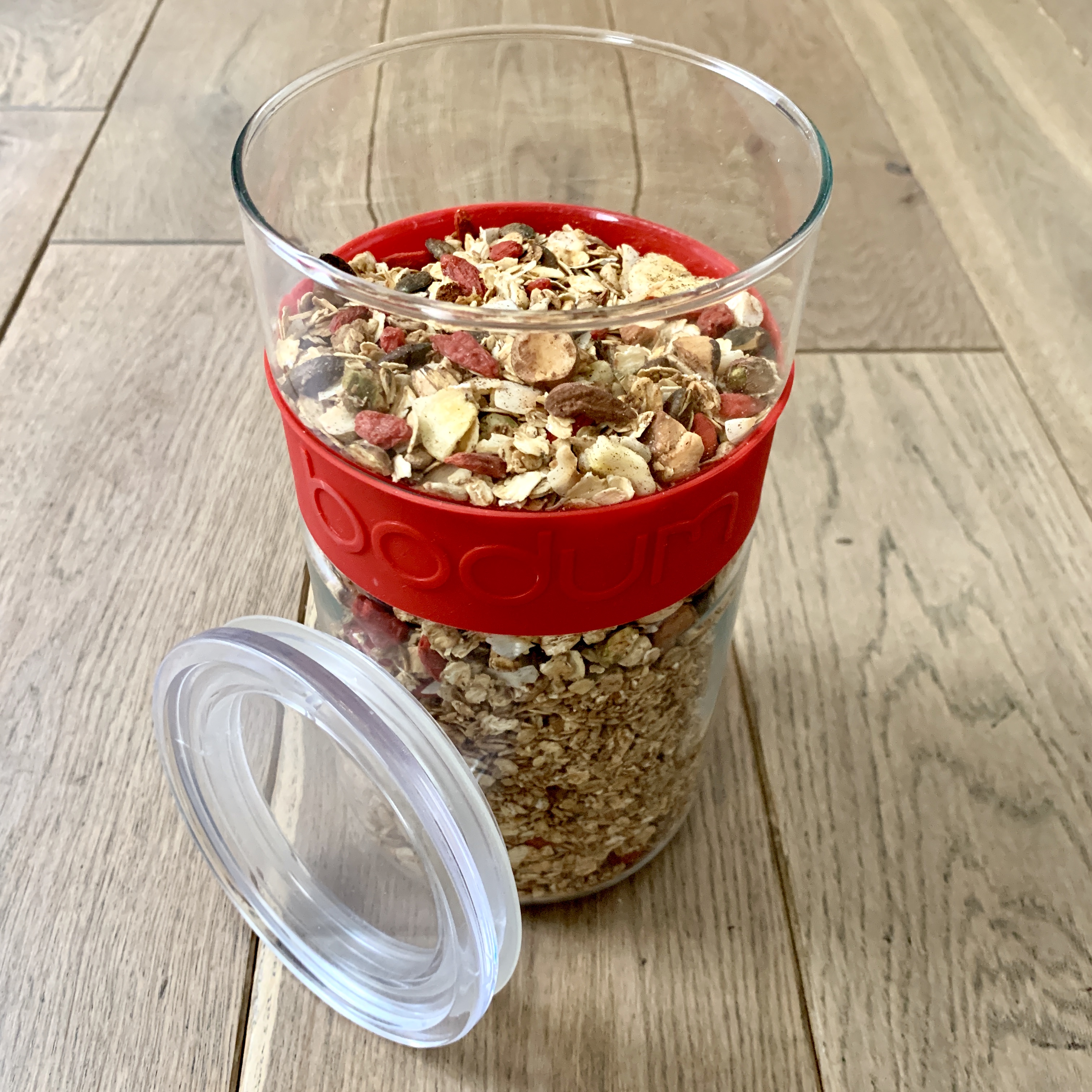 fraises2 - This is an excuse to eat strawberries. (granola recipe)