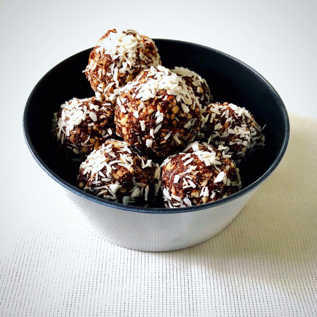 Coconut-date energy balls for the best heart health