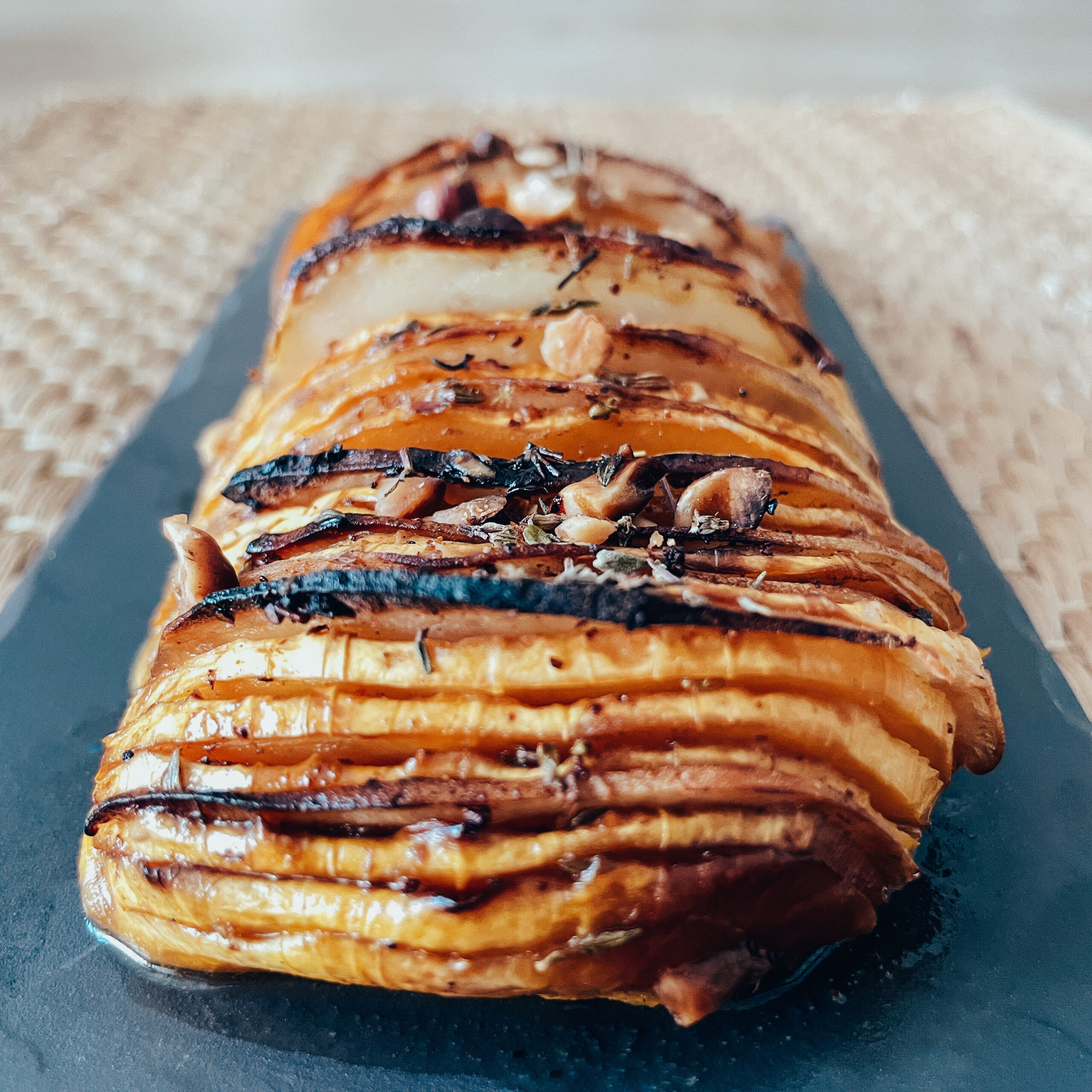 3E017224 094D 462A 906B FE4E66487039 scaled - La fin de la saison de la courge se fête en beauté ! recette, plat, hasselback, four, four, épices, courge, cannelle