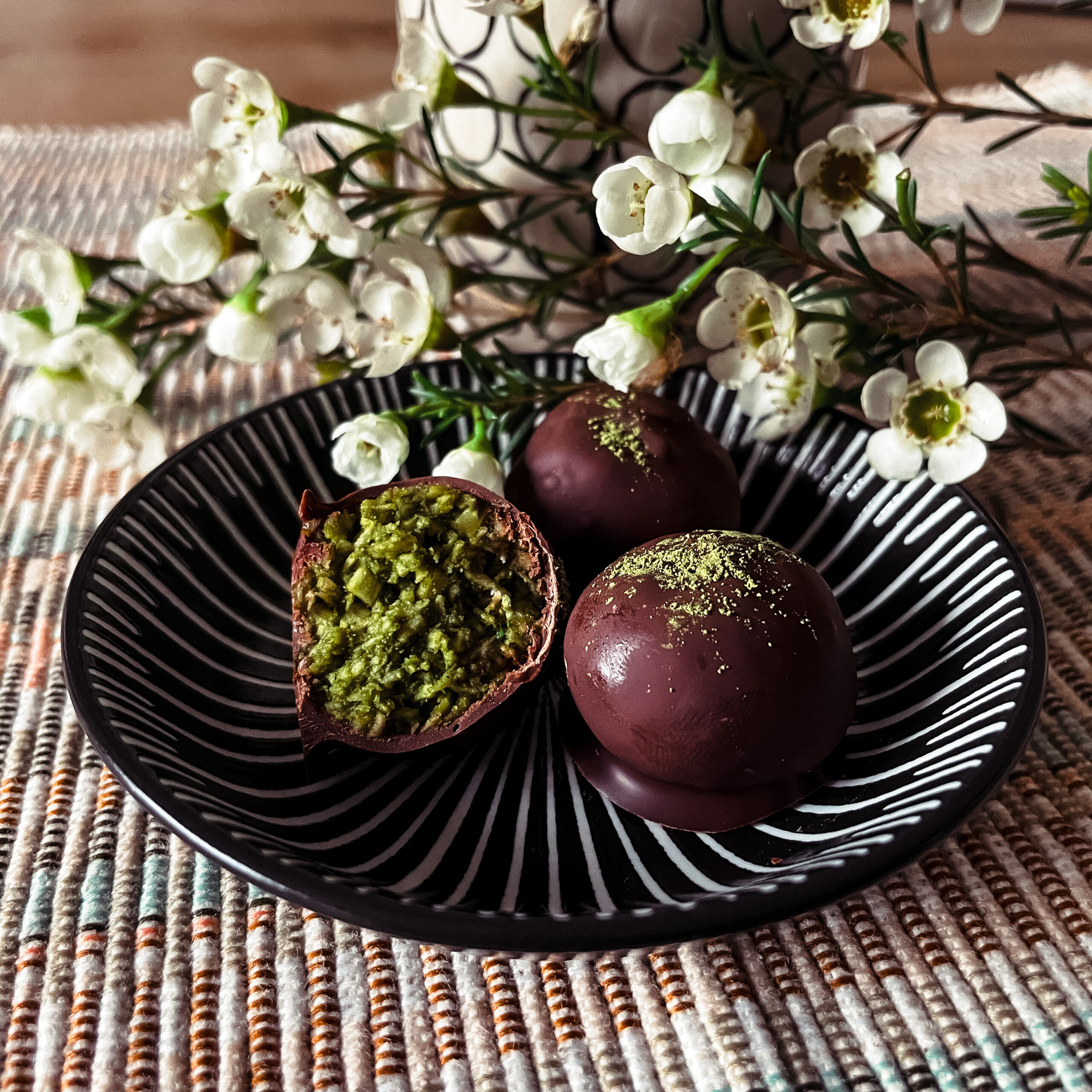 7B87E9D1 99E1 426C ADD1 9B4FF0011AA3 scaled - Matcha-avocado energy balls... in easter mode !