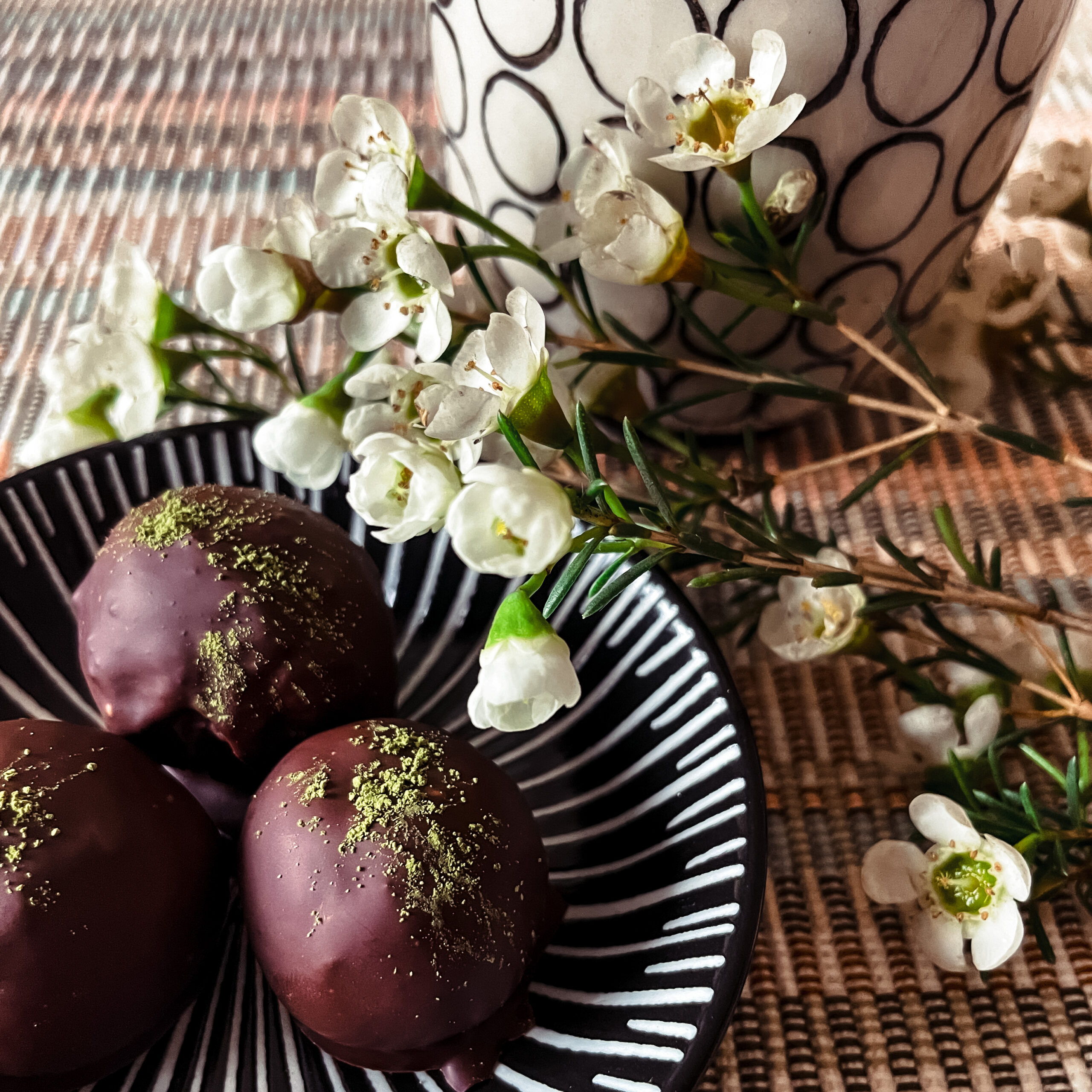 IMG 5480 scaled - Matcha-avocado energy balls... in easter mode !