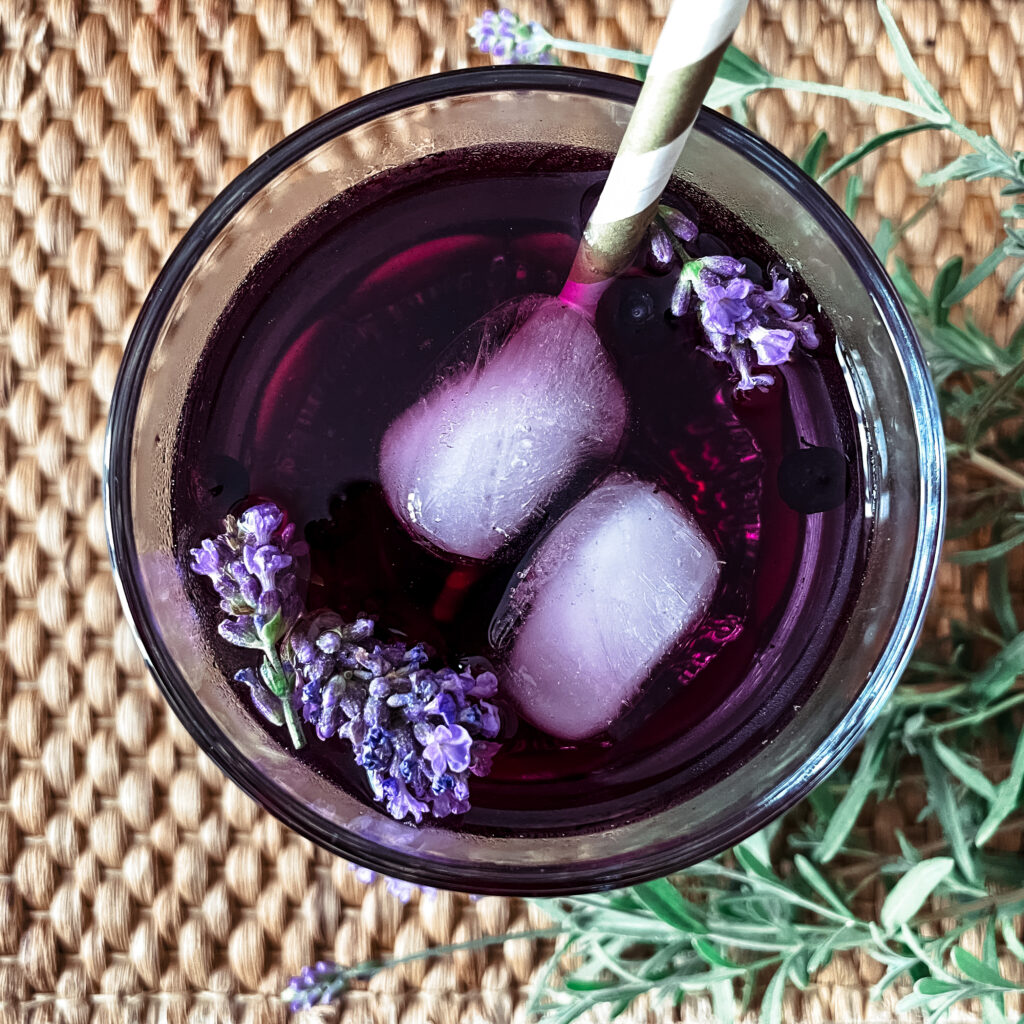 Eau infusée en mode fraîcheur et relaxation.