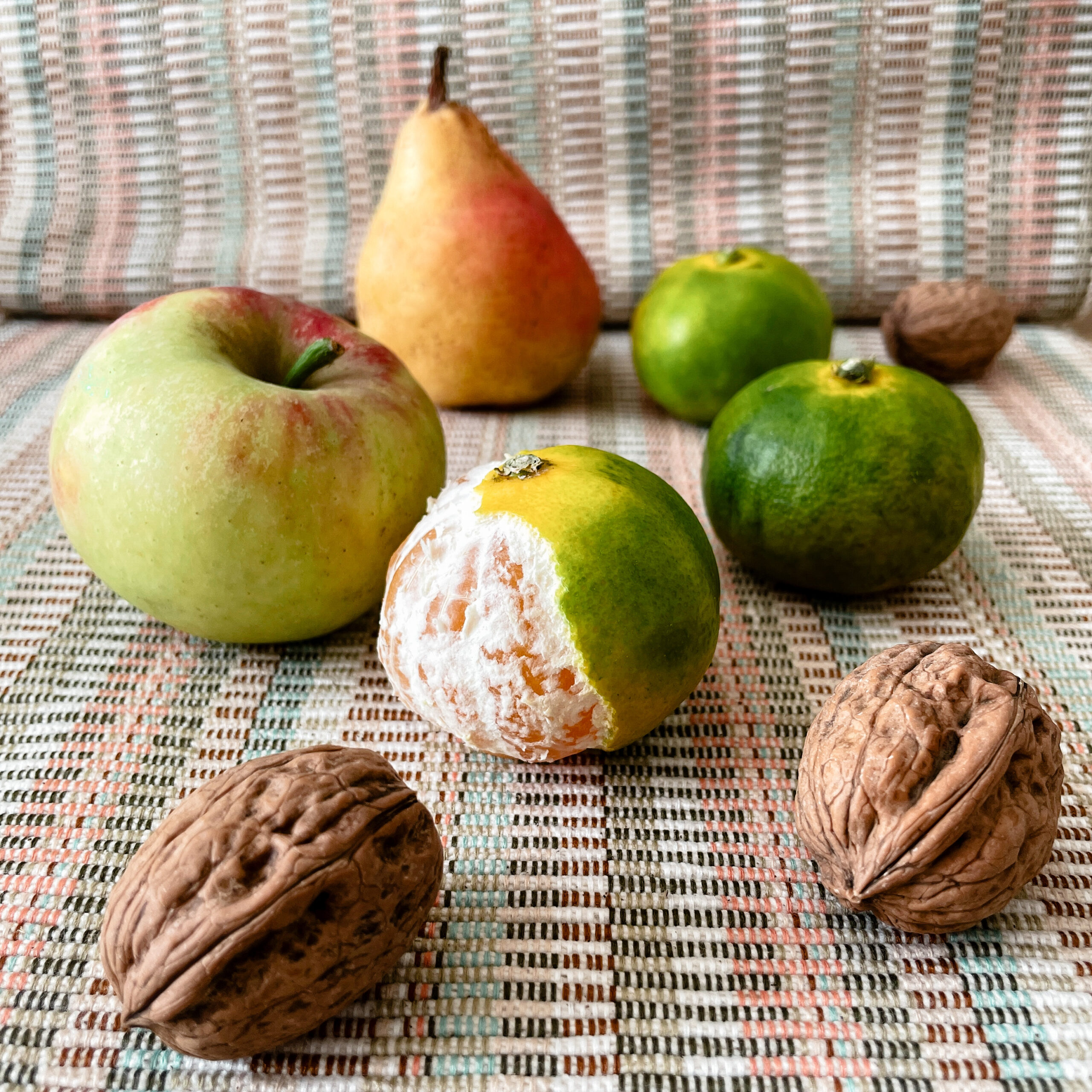 E4A4BFE3 6D56 4EE4 A770 803BE89F8CF1 scaled - Une salade de fruits aux saveurs épicées et acidulées.