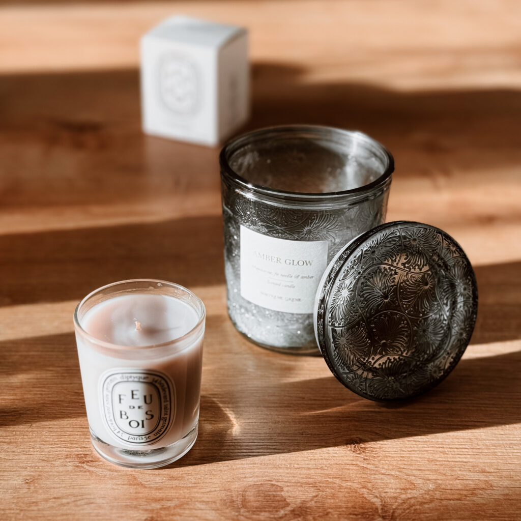 Pin, ambre et cannelle.